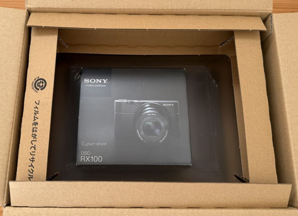 マップカメラの段ボールにDSC-RX100(初代)の化粧箱。