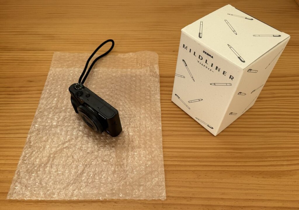 故障しているDSC-RX100(初代)とプチプチ。マイルドライナーの空き箱。